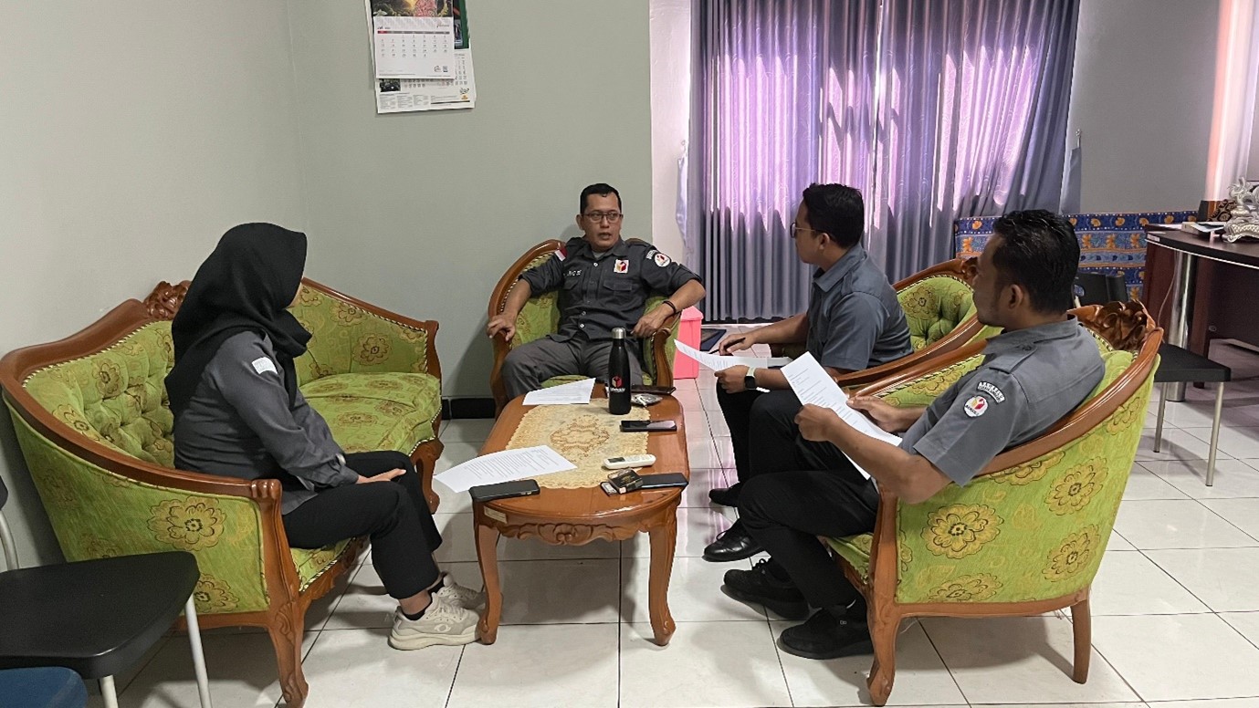 Anggota dan staf divisi Hukum dan Sengketa Gelar Rapat Mingguan