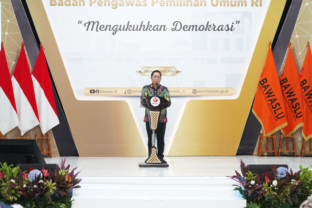 Anggota Bawaslu Puadi saat memberikan sambutan Hut ke-18 Bawaslu dengan tema 'Mengukuhkan Demokrasi' di Lapangan Bawaslu, Kamis (9/4/2026).