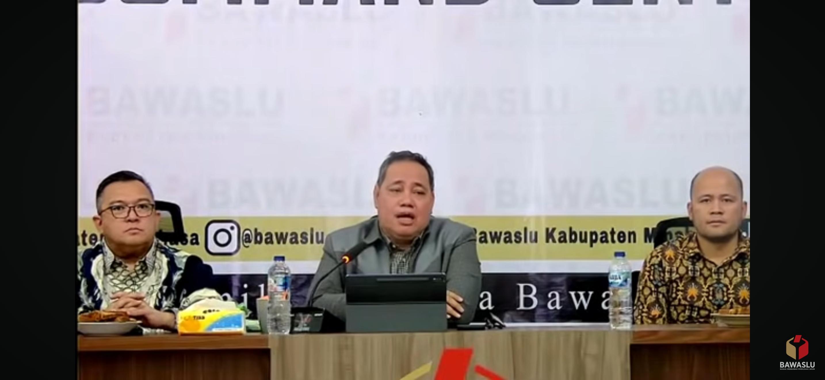 Anggota Bawaslu Herwyn JH Malonda saat menyampaikan arahannya secara daring dalam peringatan Hari Ulang Tahun (HUT) Ke-18 