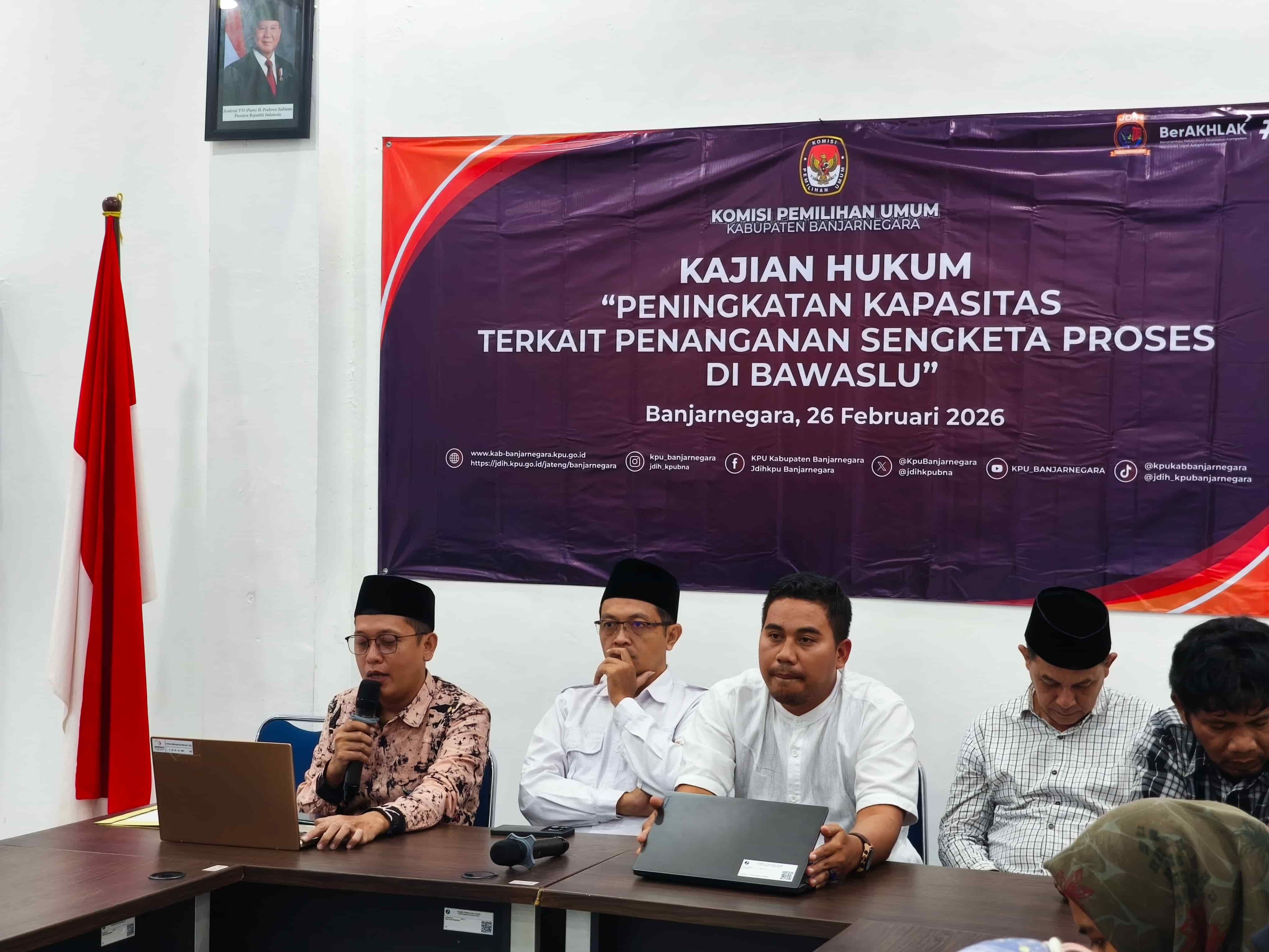 Anggota Bawaslu Kabupaten Banjarnegara hadir sebagai narasumber dalam kegiatan Kajian Hukum Peningkatan Kapasitas yang diselenggarakan KPU Kabupaten Banjarnegara pada Kamis, 26 Februari 2026, bertempat di Kantor KPU Banjarnegara.