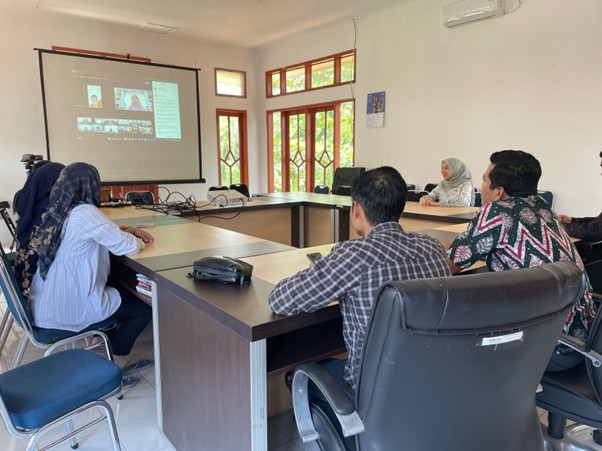 Jajaran Sekretariat Bawaslu Kabupaten Banjarnegara mengikuti zoom meeting dengan Bawaslu Provinsi Jawa Tengah terkait Cuti ASN  di Ruang Media Center Kantor Bawaslu Banjarnegara (12/03/2026)