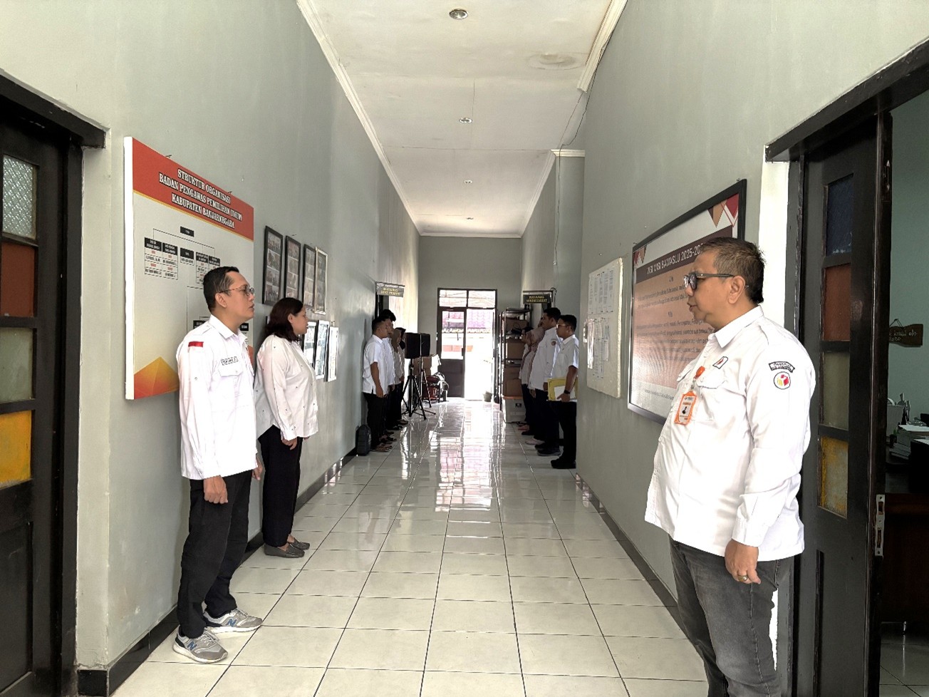 menyanyi mars bawaslu