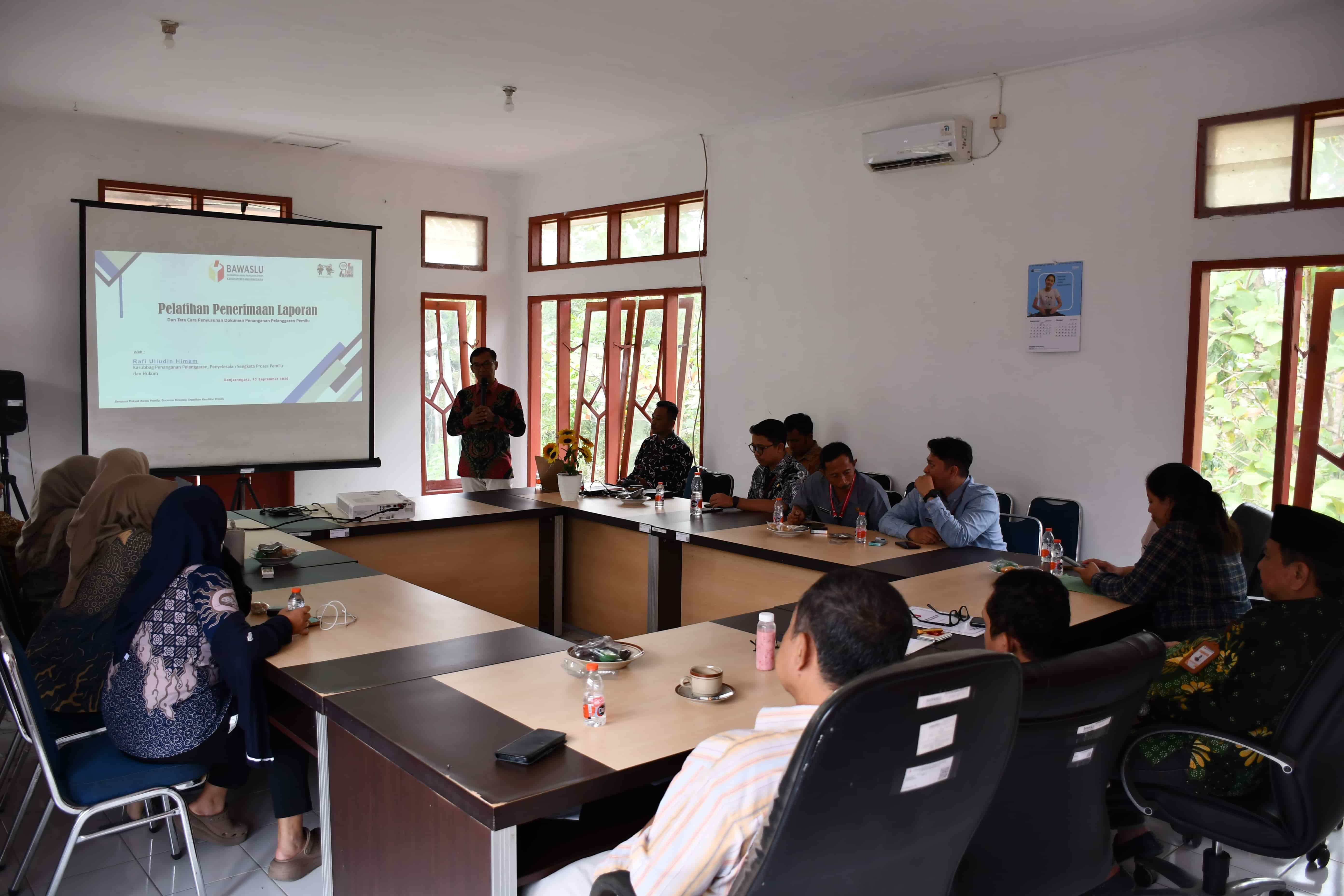 rapat pelatihan menerima laporan PP