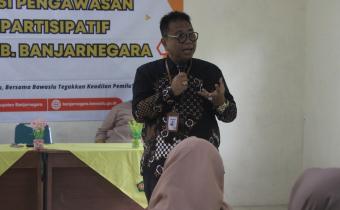 Ketua Bawaslu Banjarnegara, Rinta Arief Laksono memaparkan materi tentang kepemiluan dan pengawasan pemilu partisipatif