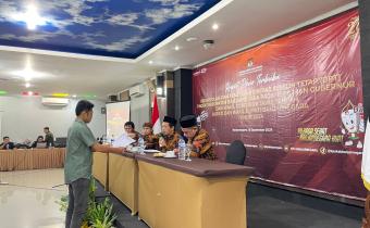 Anggota Bawaslu Kabupaten Banjarnegara menyerahkan data dukung masukan ke KPU Kabupaten Banjarnegara