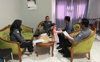 Anggota dan staf divisi Hukum dan Sengketa Gelar Rapat Mingguan