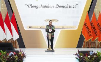 Anggota Bawaslu Puadi saat memberikan sambutan Hut ke-18 Bawaslu dengan tema 'Mengukuhkan Demokrasi' di Lapangan Bawaslu, Kamis (9/4/2026).
