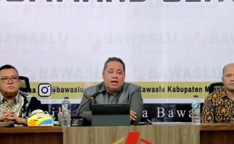 Anggota Bawaslu Herwyn JH Malonda saat menyampaikan arahannya secara daring dalam peringatan Hari Ulang Tahun (HUT) Ke-18 