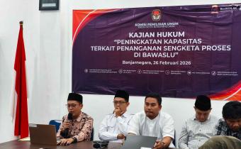 Anggota Bawaslu Kabupaten Banjarnegara hadir sebagai narasumber dalam kegiatan Kajian Hukum Peningkatan Kapasitas yang diselenggarakan KPU Kabupaten Banjarnegara pada Kamis, 26 Februari 2026, bertempat di Kantor KPU Banjarnegara.
