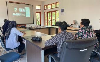 Jajaran Sekretariat Bawaslu Kabupaten Banjarnegara mengikuti zoom meeting dengan Bawaslu Provinsi Jawa Tengah terkait Cuti ASN  di Ruang Media Center Kantor Bawaslu Banjarnegara (12/03/2026)