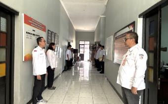 menyanyi mars bawaslu